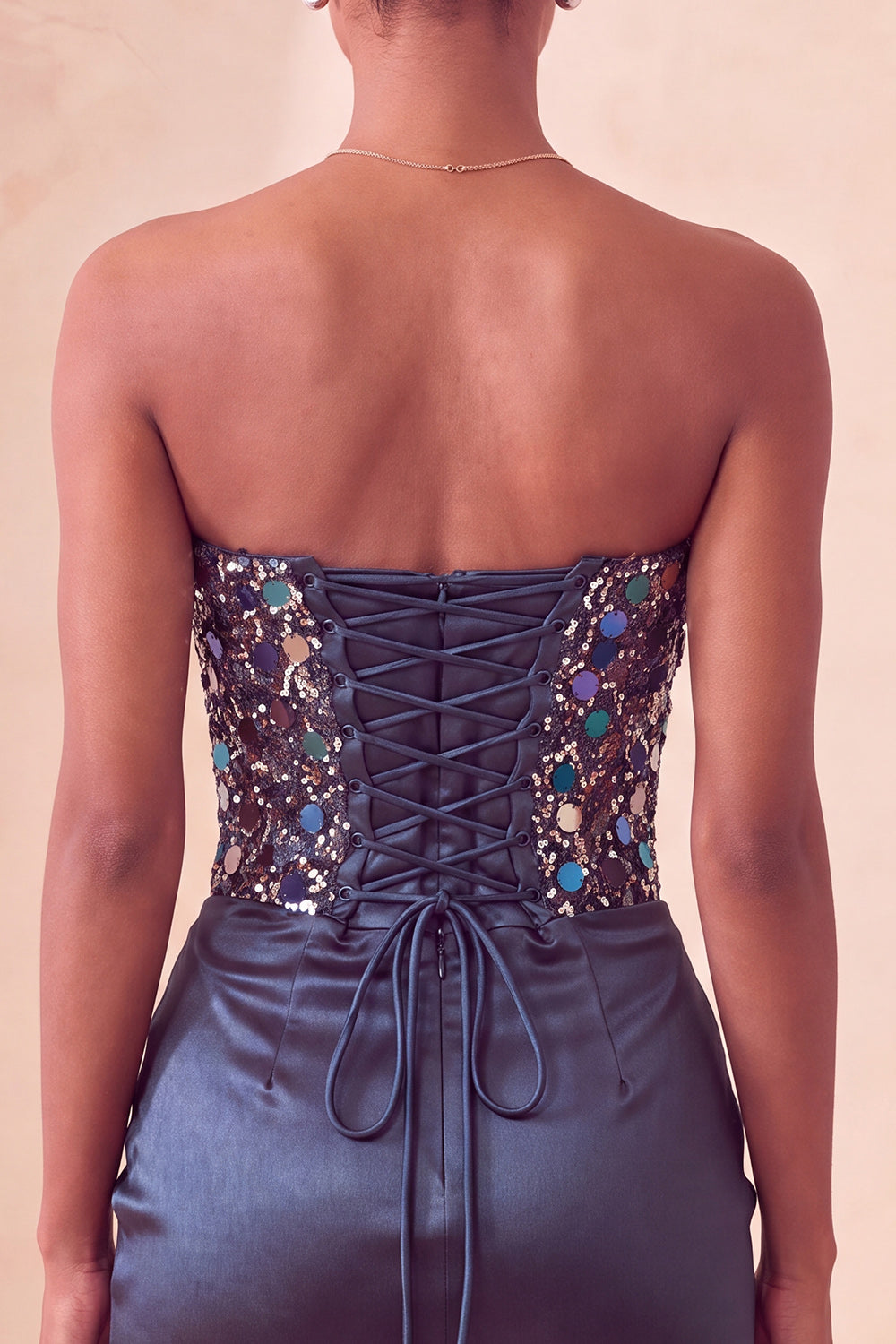 Robe de bal courte moulante ornée de sequins à col en cœur