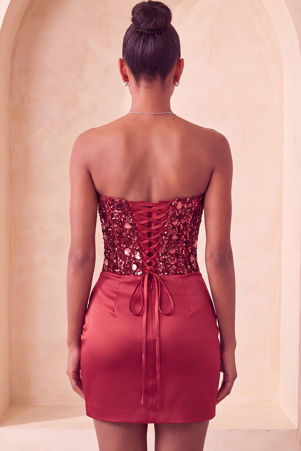 Robe de bal courte moulante ornée de sequins à col en cœur