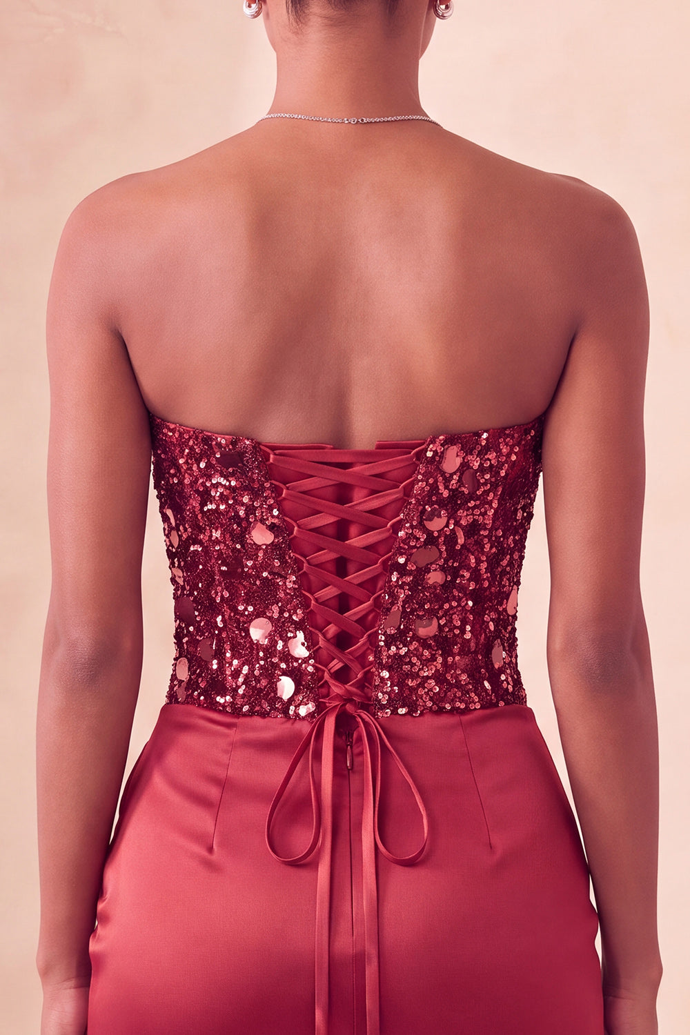 Robe de bal courte moulante ornée de sequins à col en cœur