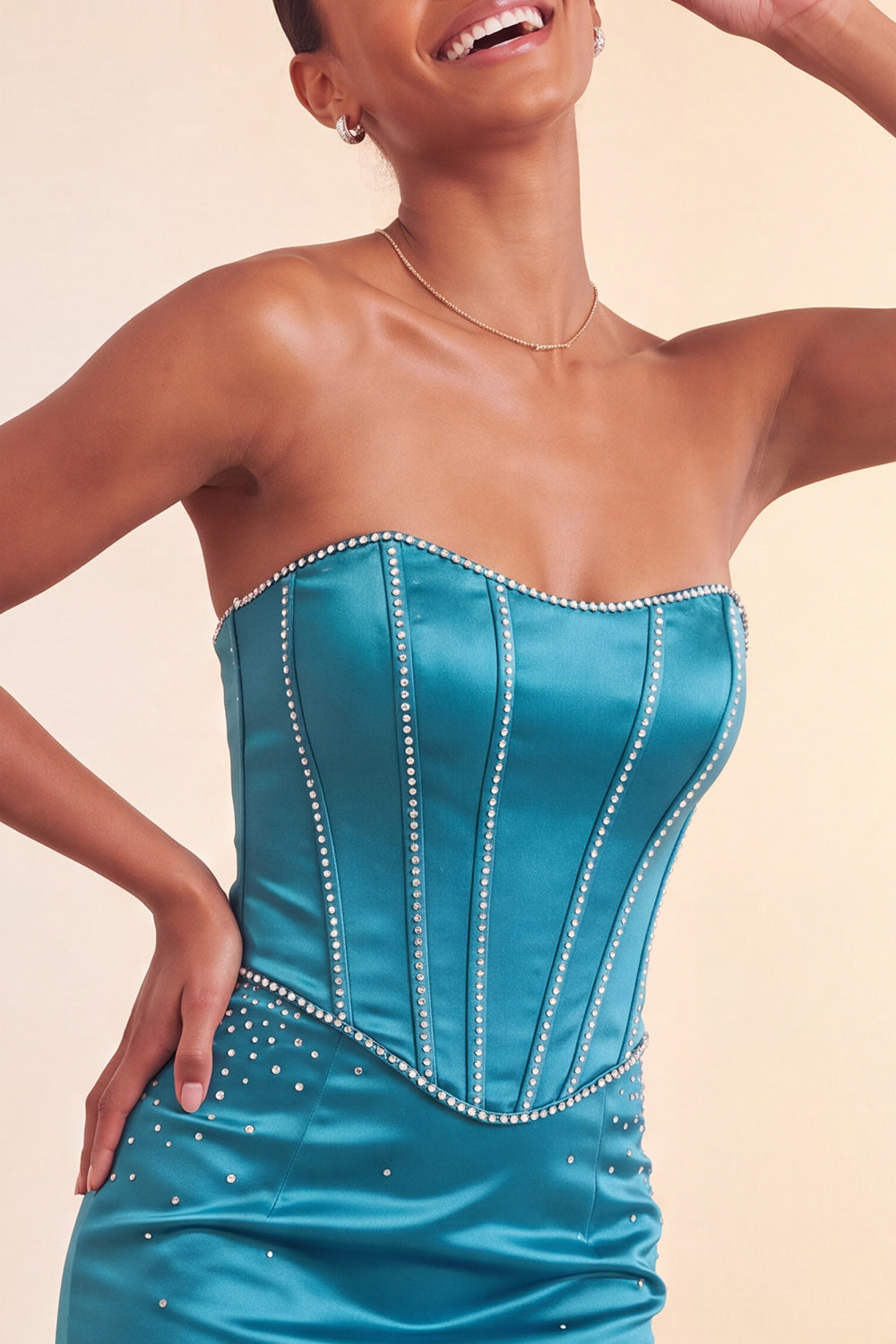 Robe Courte de Soirée Bleu Lac Moulante sans Bretelles avec Perles et Volants