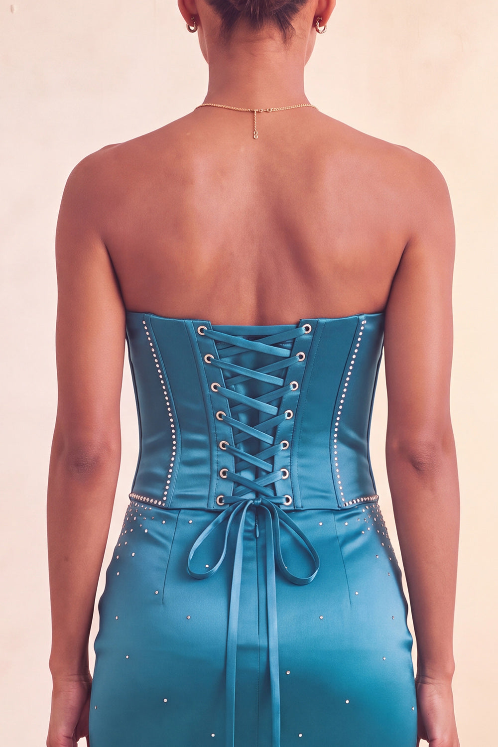 Robe Courte de Soirée Bleu Lac Moulante sans Bretelles avec Perles et Volants