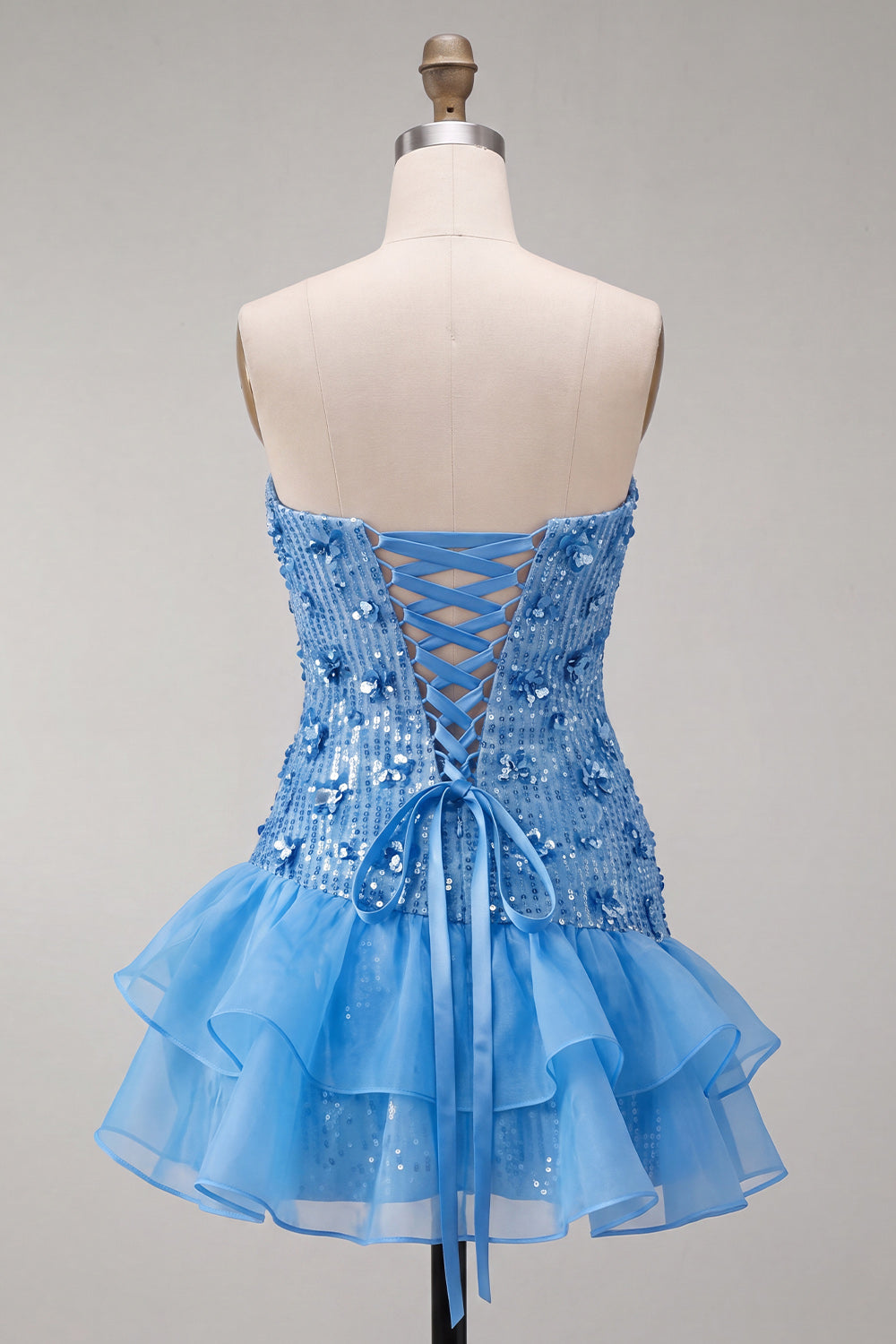Robe de soirée courte moulante bleue sans bretelles à sequins avec volants