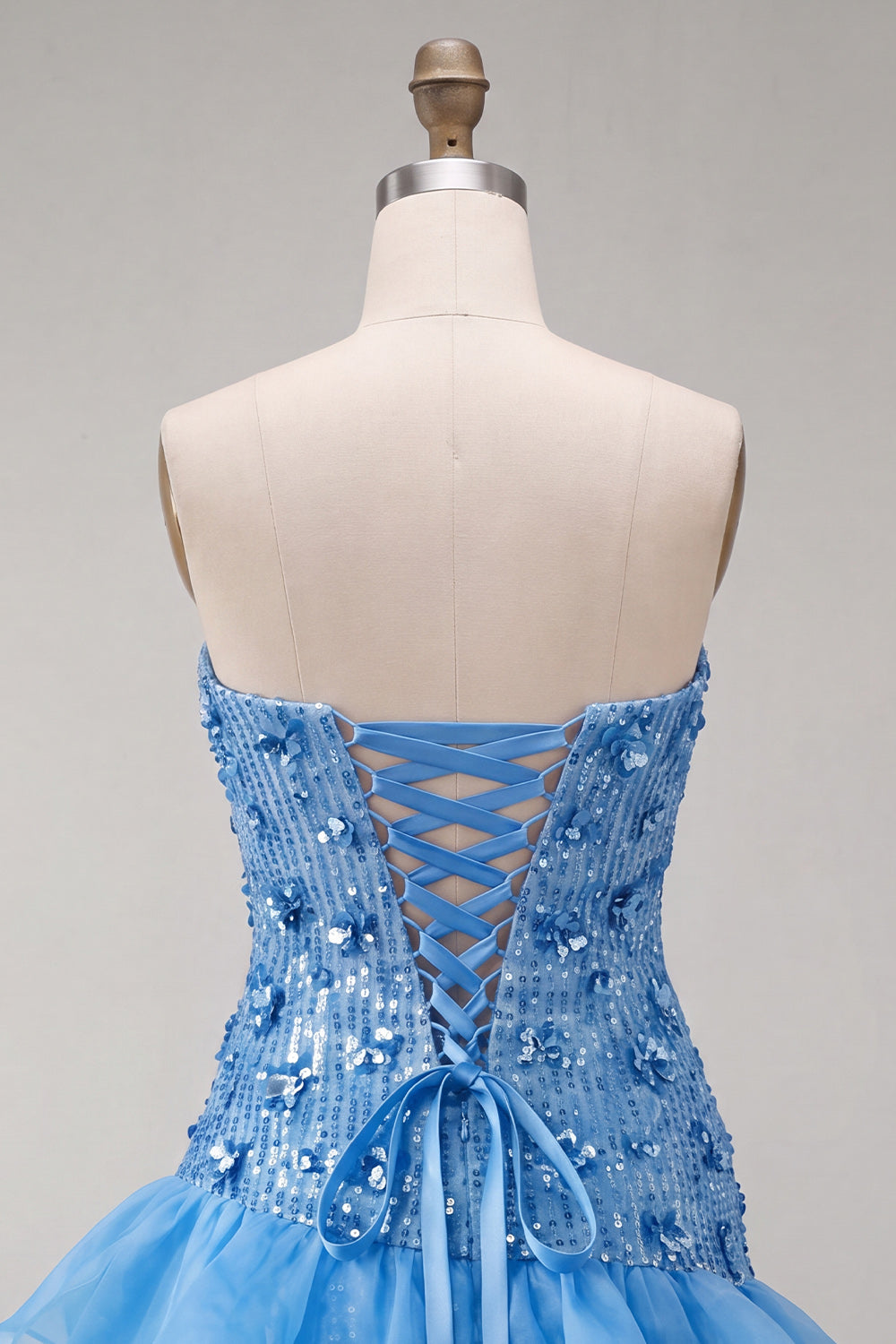 Robe de soirée courte moulante bleue sans bretelles à sequins avec volants