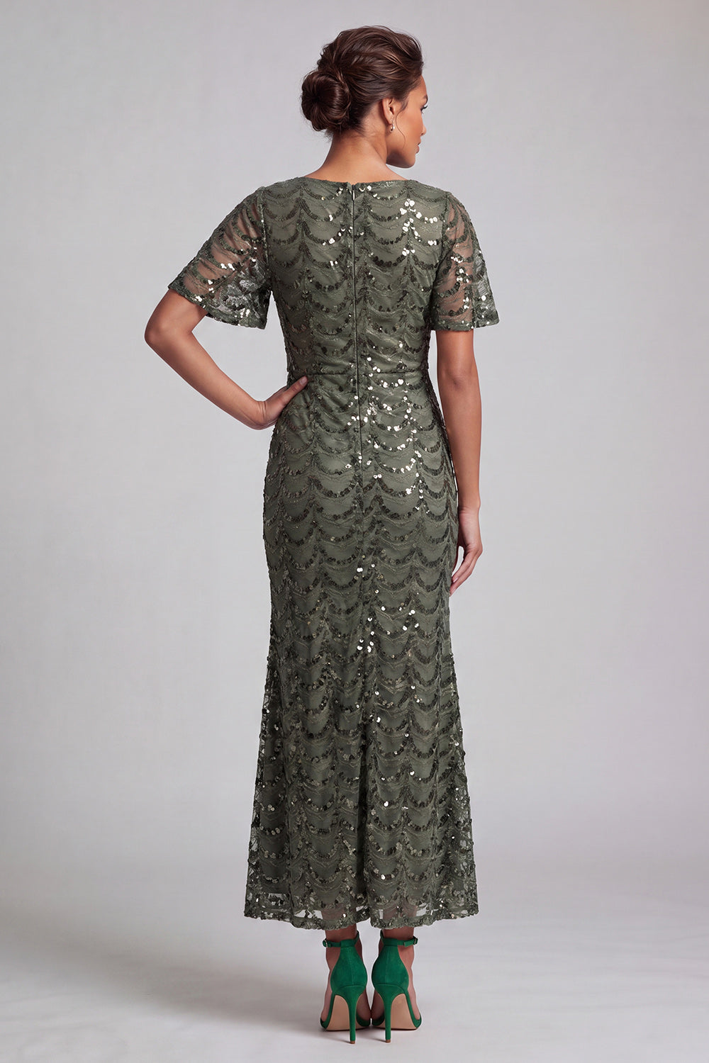 Robe mi-longue sirène bleu marine scintillante à volants et paillettes avec fente pour mère de la mariée