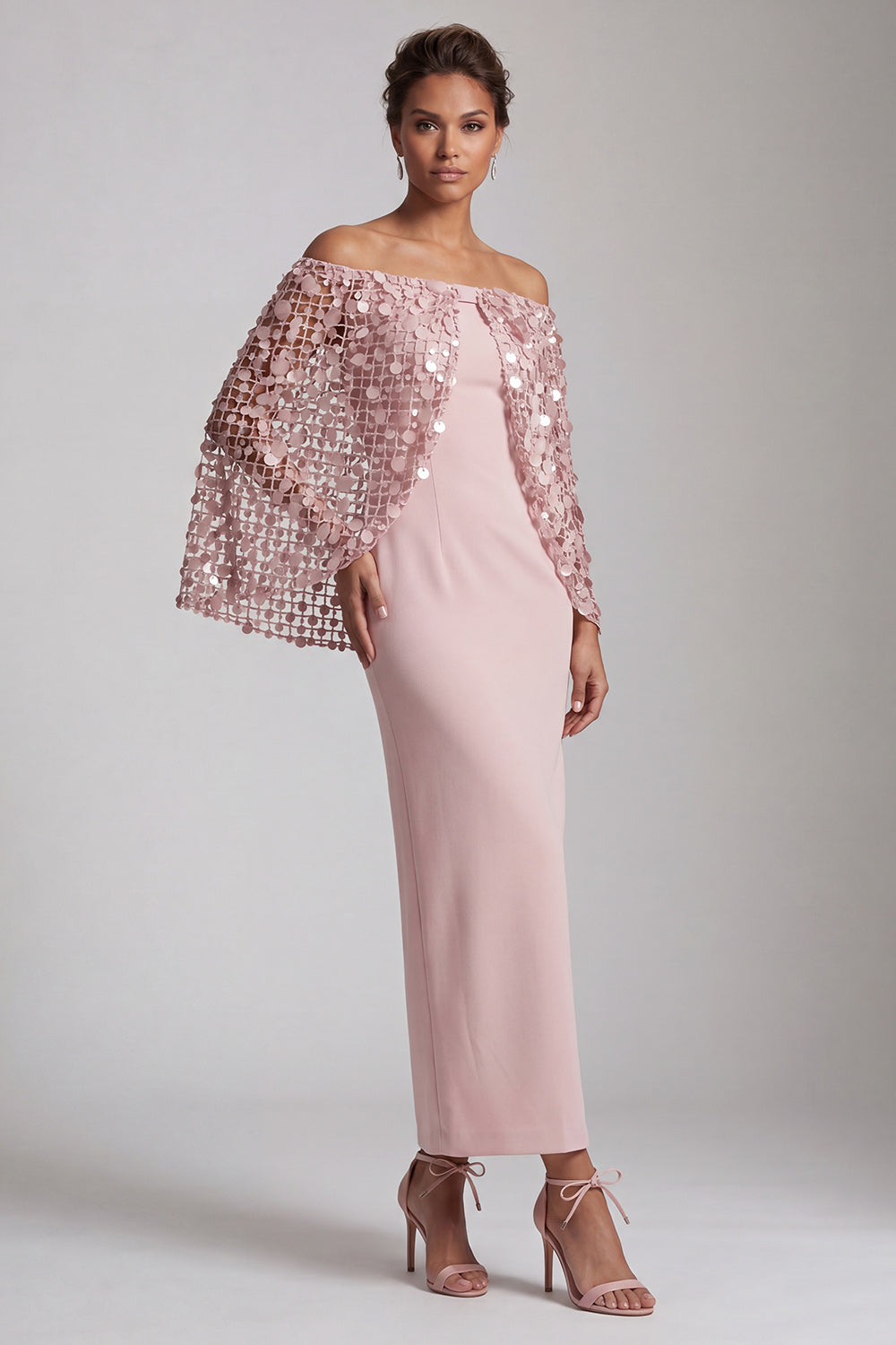 Robe de mariée mi-longue sirène bordeaux avec cape et épaules dénudées pour la mère de la mariée