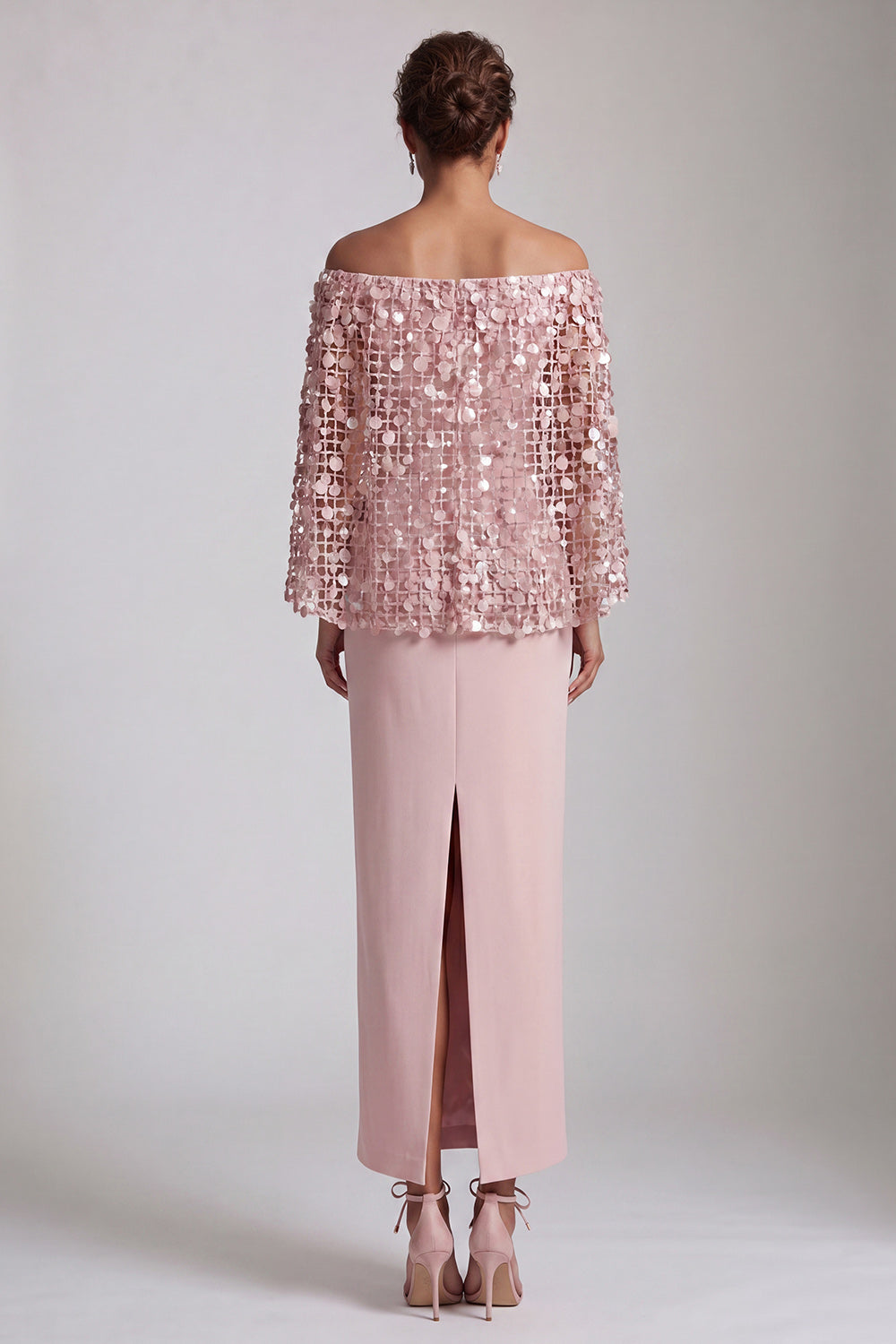 Robe de mariée mi-longue sirène bordeaux avec cape et épaules dénudées pour la mère de la mariée