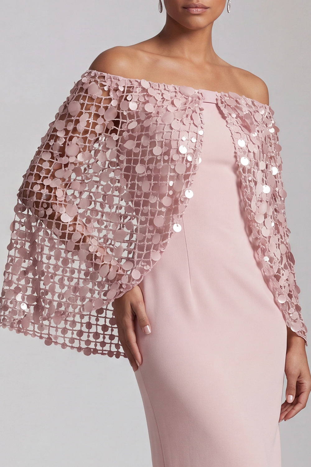 Robe de mariée mi-longue sirène bordeaux avec cape et épaules dénudées pour la mère de la mariée