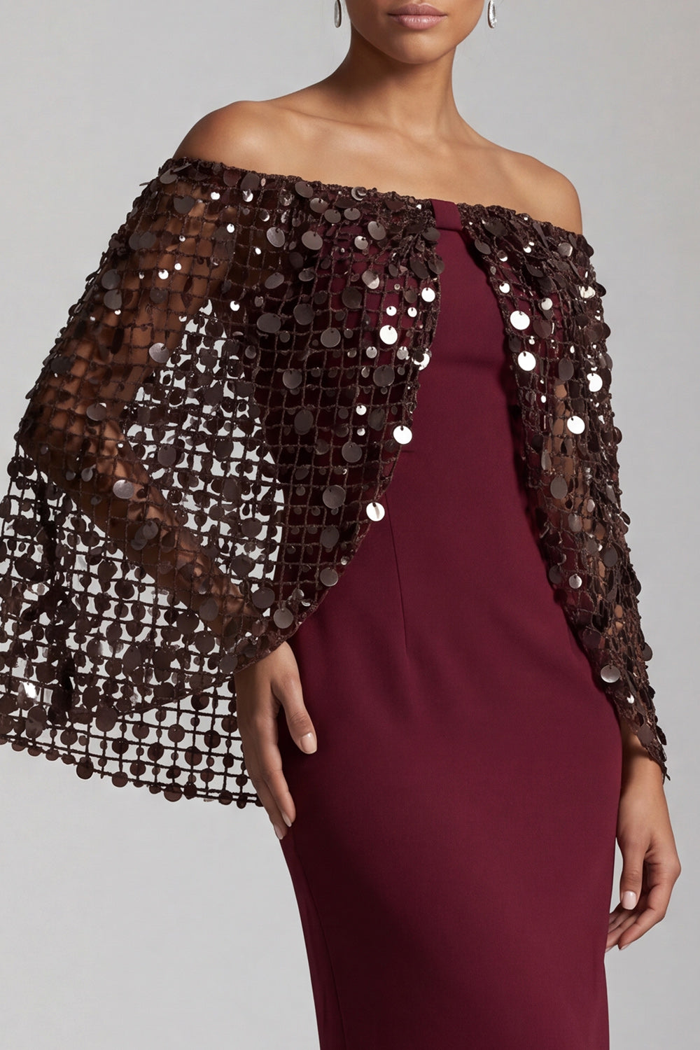 Robe de mariée mi-longue sirène bordeaux avec cape et épaules dénudées pour la mère de la mariée