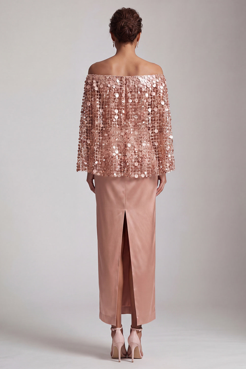 Robe de mariée mi-longue sirène bordeaux avec cape et épaules dénudées pour la mère de la mariée