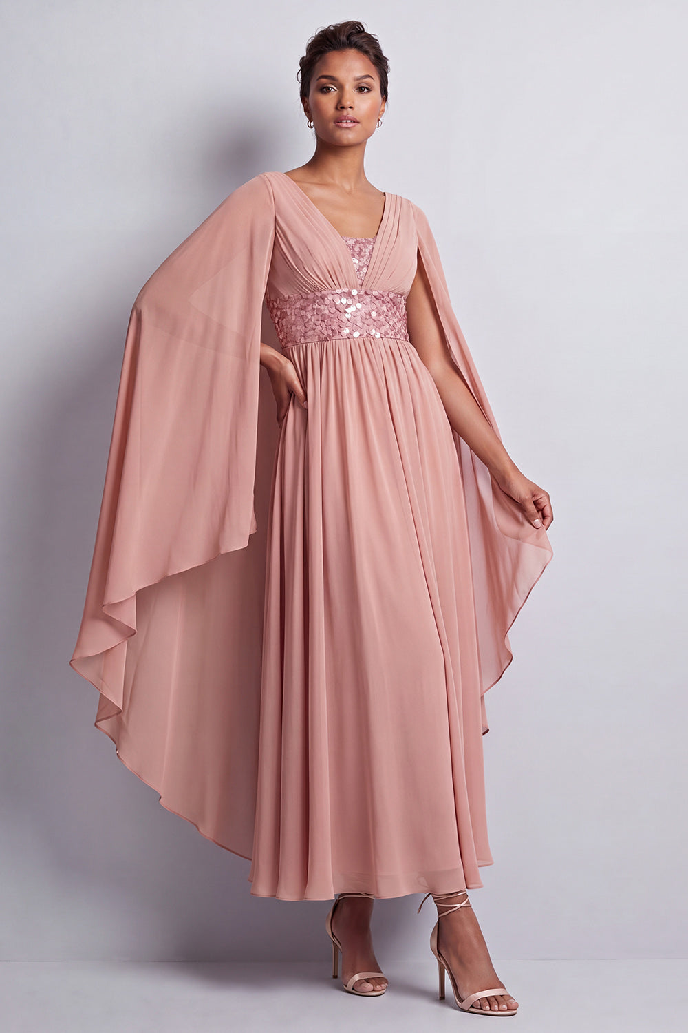 Robe de mariée mi-longue en mousseline de soie évasée bleu ciel avec col en V et manches cape