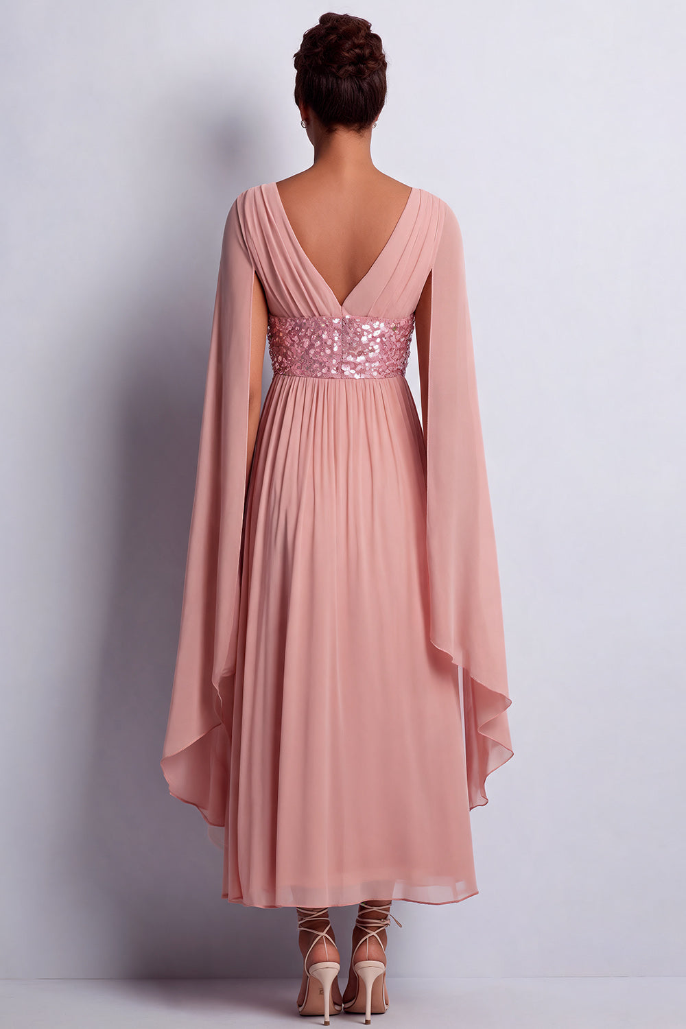 Robe de mariée mi-longue en mousseline de soie évasée bleu ciel avec col en V et manches cape
