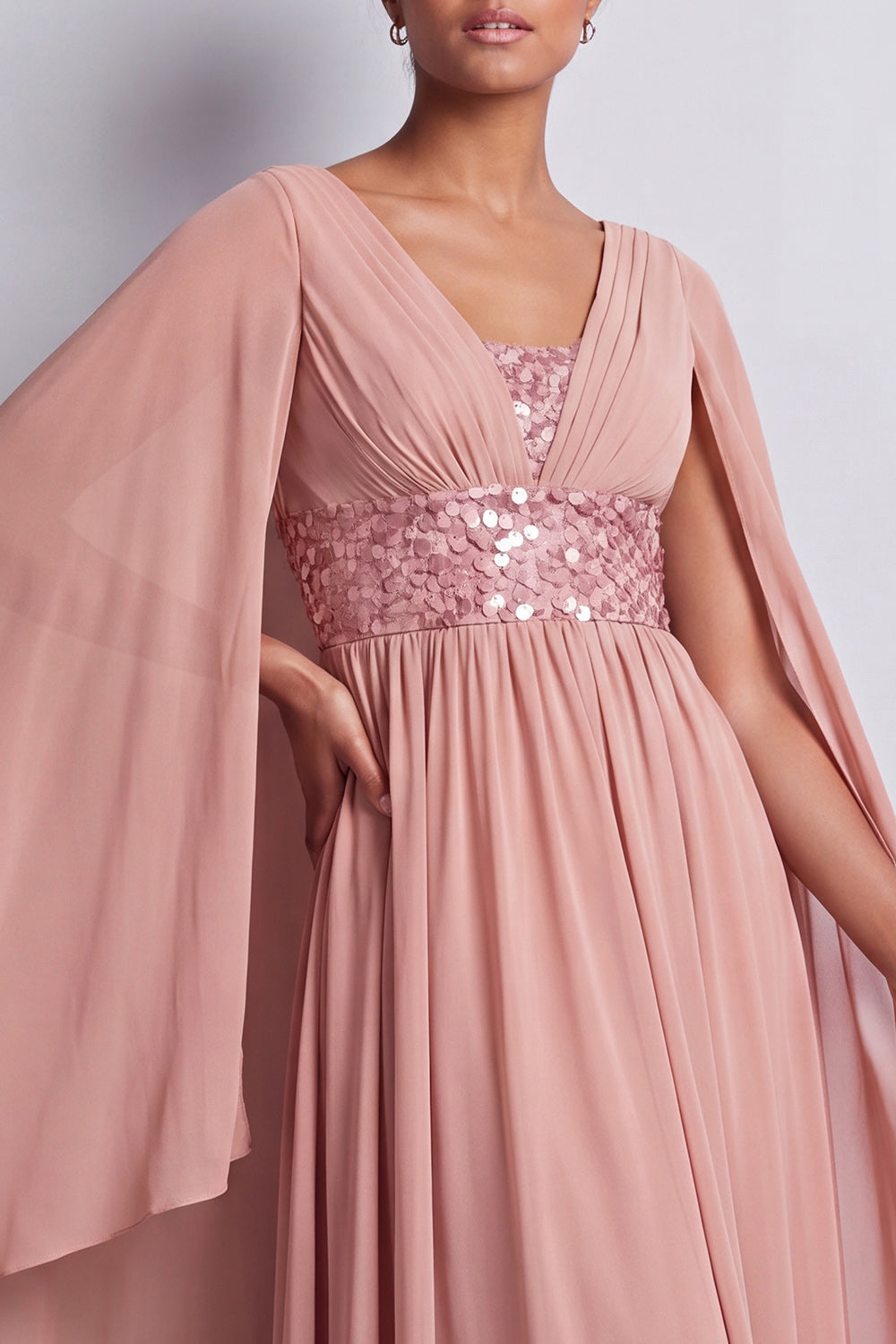 Robe de mariée mi-longue en mousseline de soie évasée bleu ciel avec col en V et manches cape
