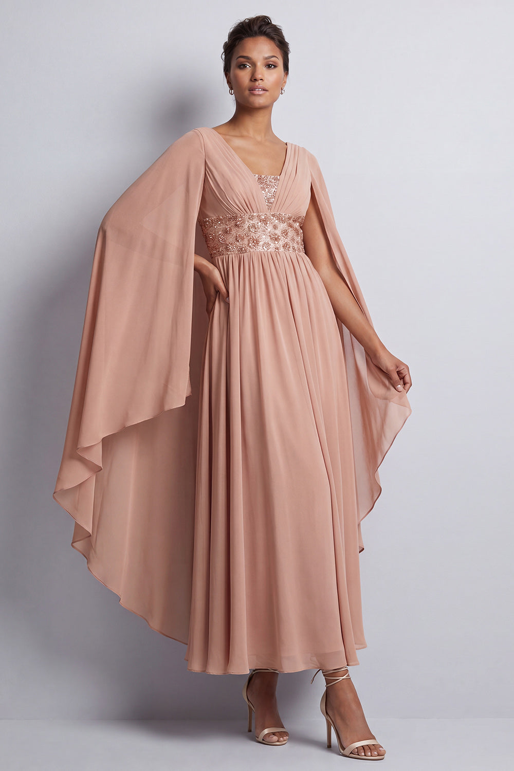 Robe de mariée mi-longue en mousseline de soie évasée bleu ciel avec col en V et manches cape