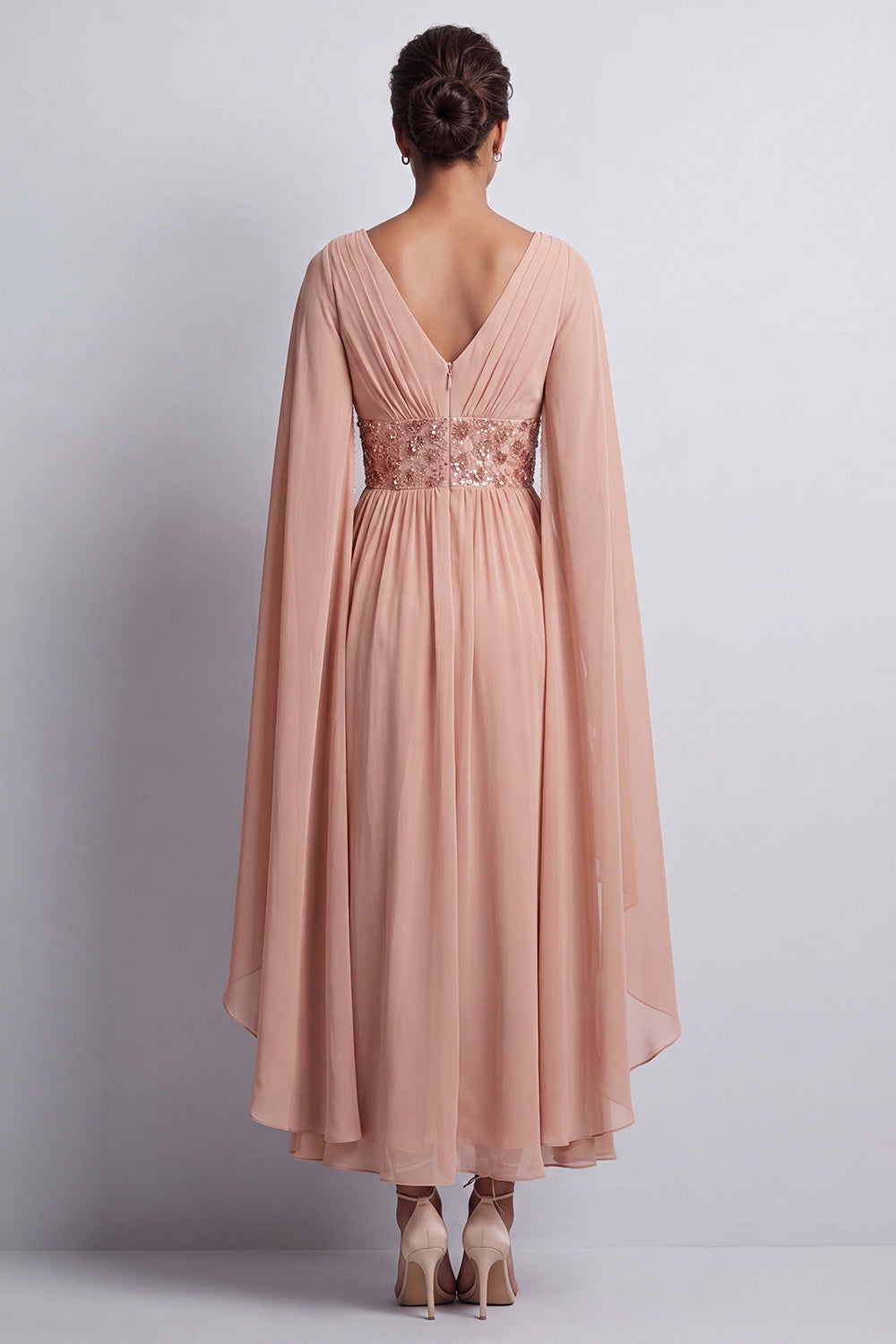 Robe de mariée mi-longue en mousseline de soie évasée bleu ciel avec col en V et manches cape