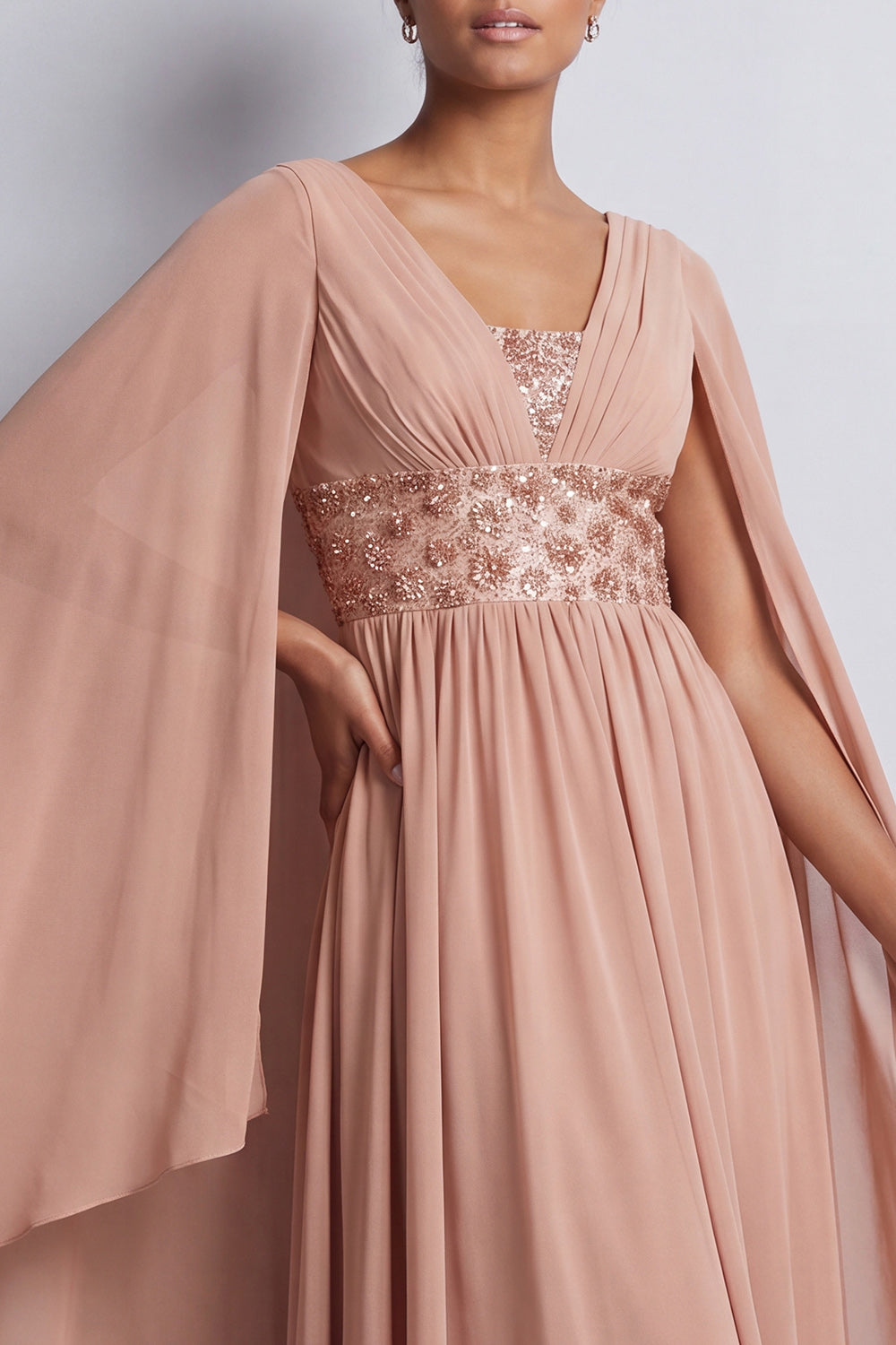 Robe de mariée mi-longue en mousseline de soie évasée bleu ciel avec col en V et manches cape