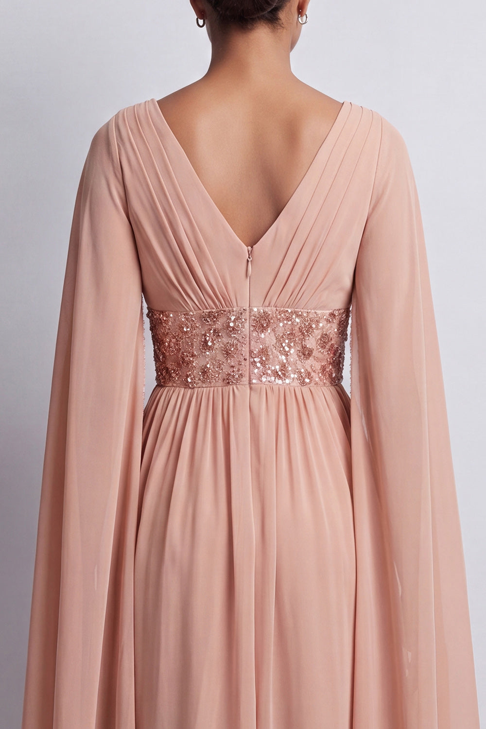 Robe de mariée mi-longue en mousseline de soie évasée bleu ciel avec col en V et manches cape