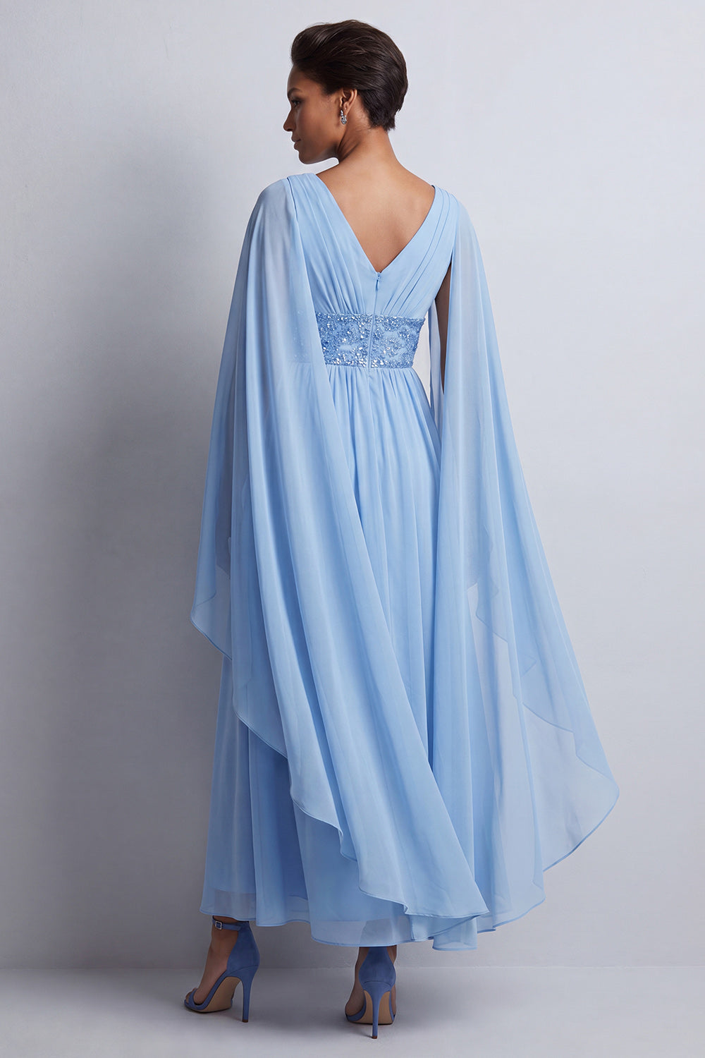 Robe de mariée mi-longue en mousseline de soie évasée bleu ciel avec col en V et manches cape
