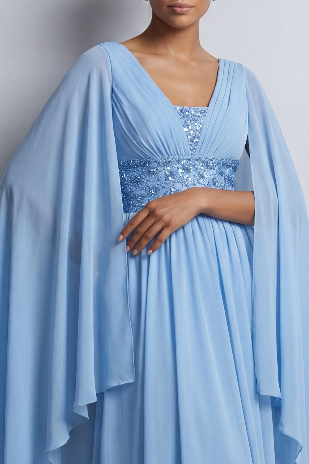 Robe de mariée mi-longue en mousseline de soie évasée bleu ciel avec col en V et manches cape
