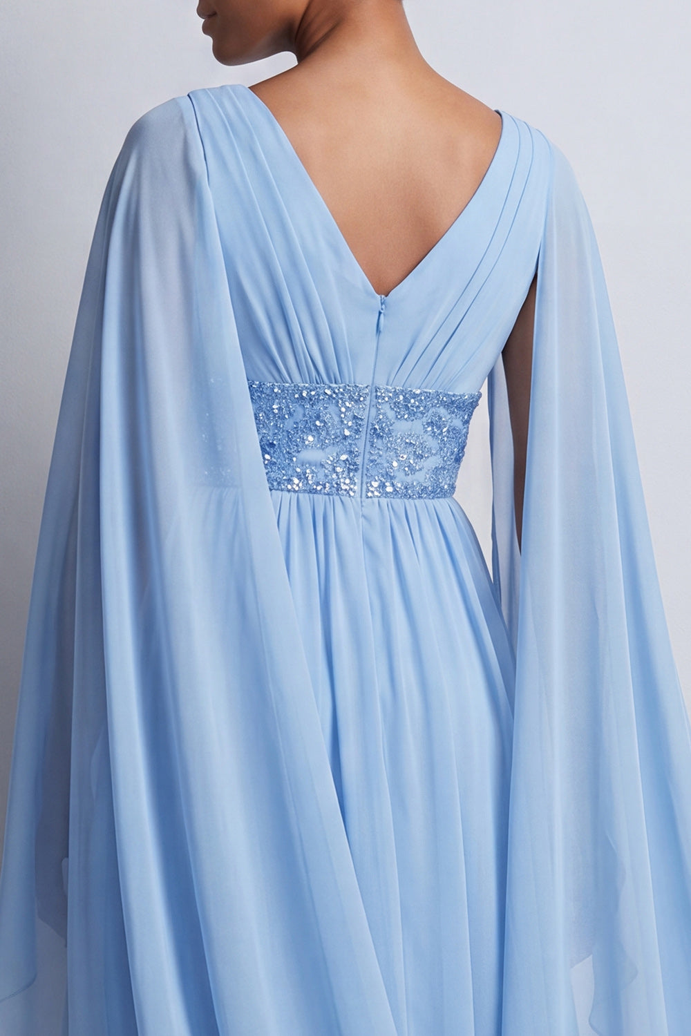 Robe de mariée mi-longue en mousseline de soie évasée bleu ciel avec col en V et manches cape