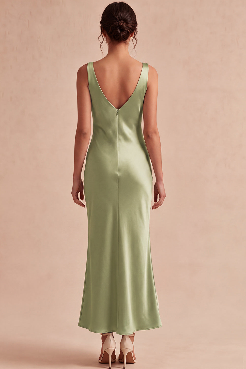 Vestido midi de raso de sirena con cuello desbocado verde claro