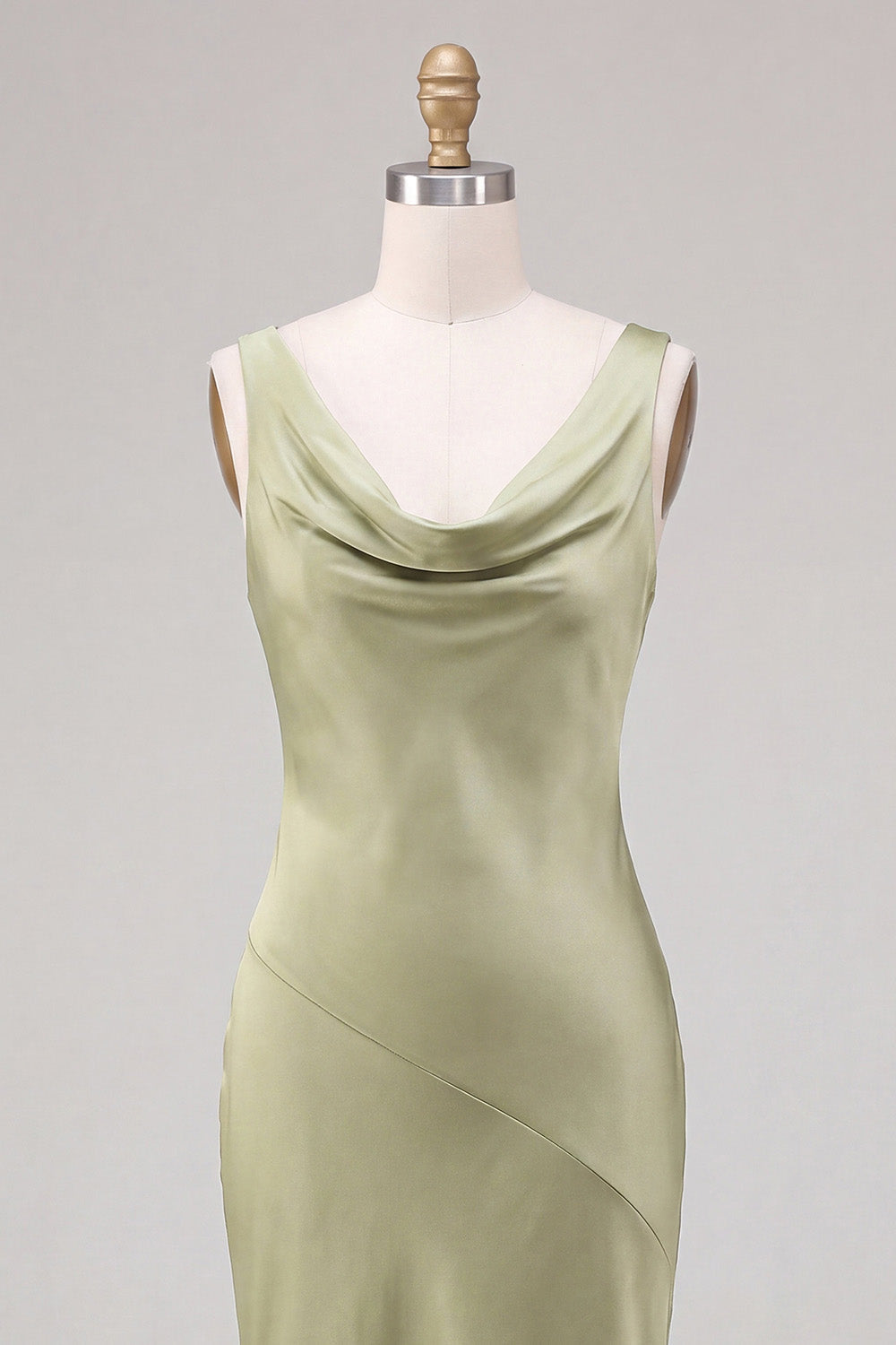 Vestido midi de raso de sirena con cuello desbocado verde claro