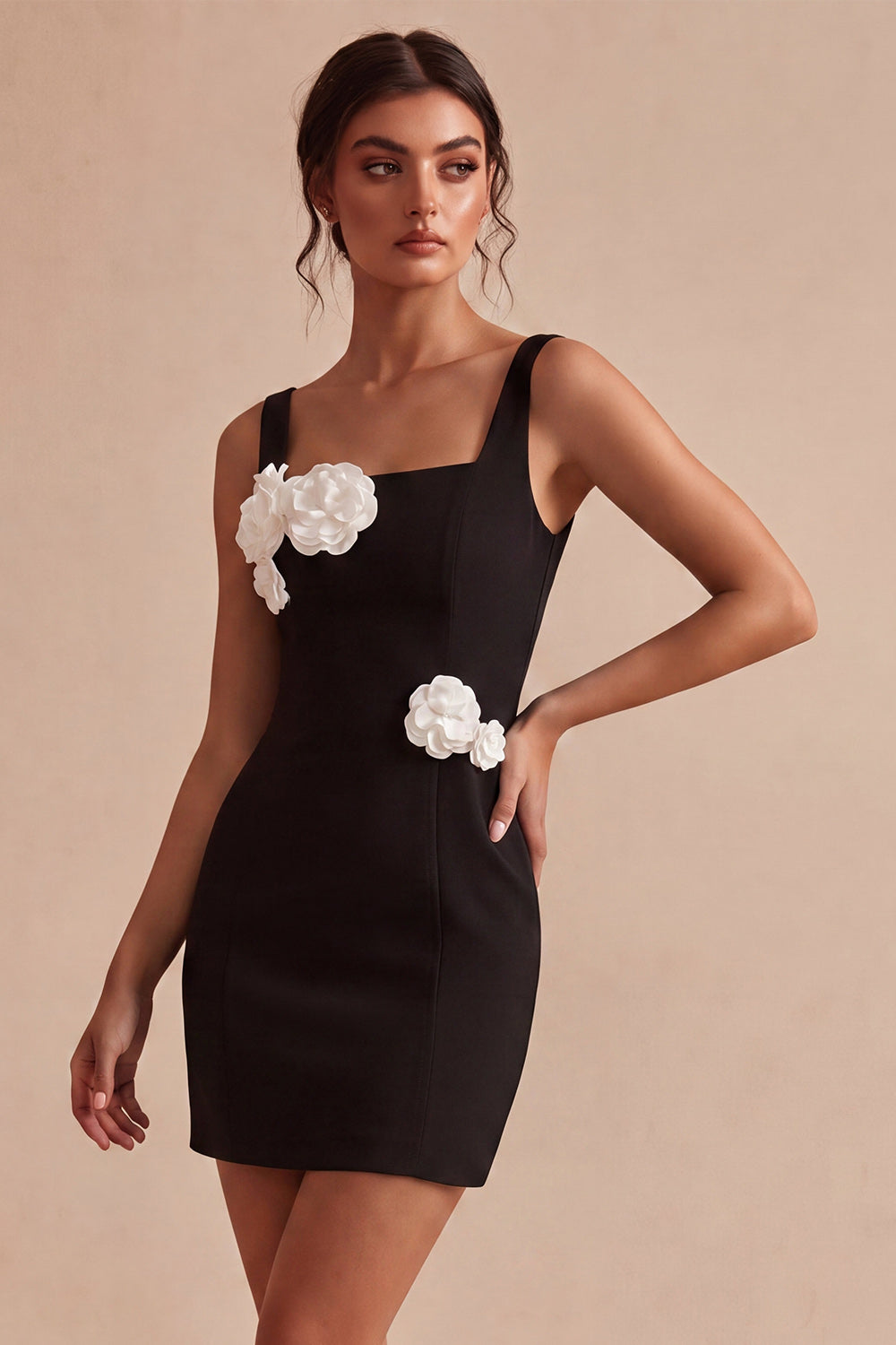 Petite robe blanche moulante à col carré avec fleurs 3D