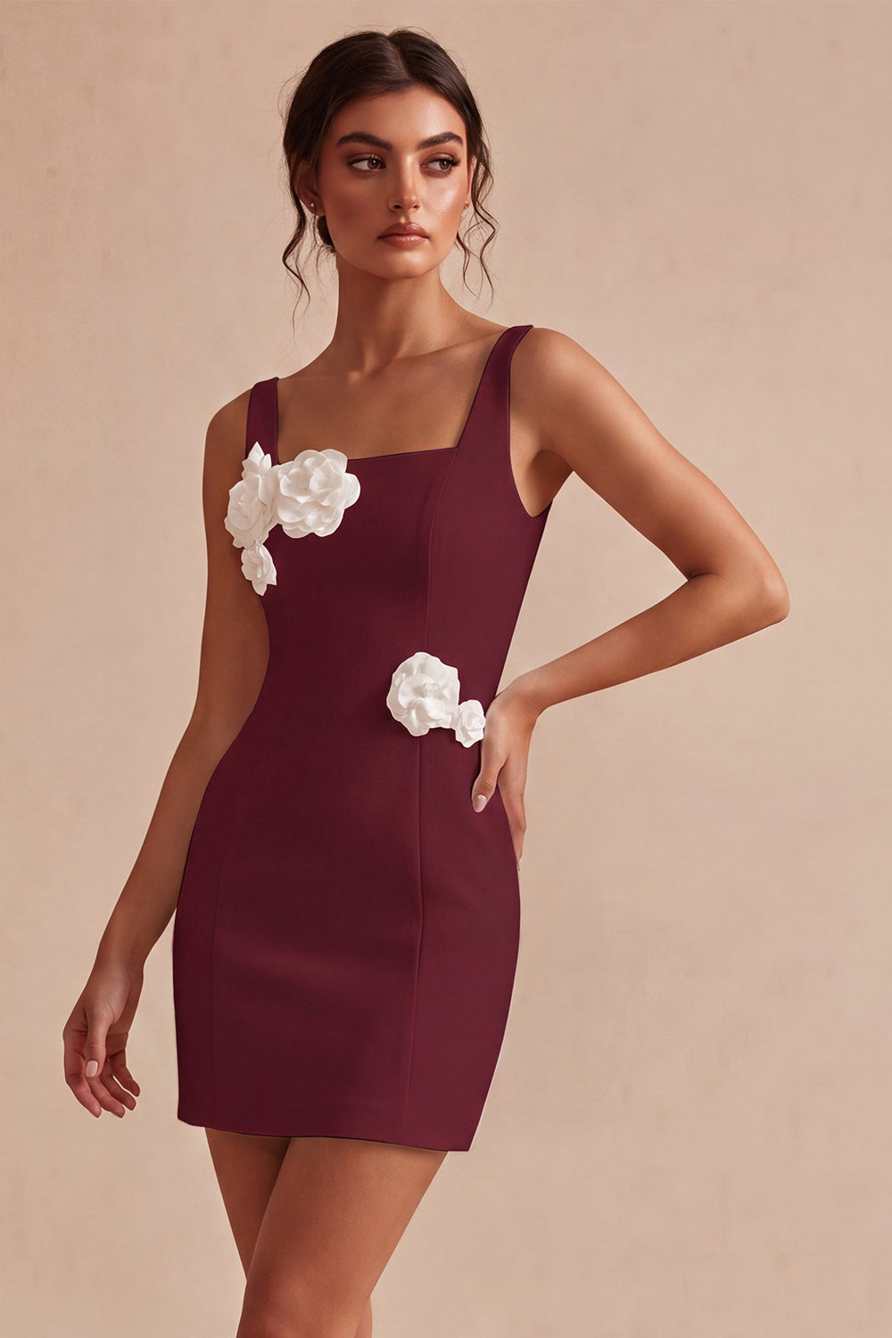 Petite robe blanche moulante à col carré avec fleurs 3D