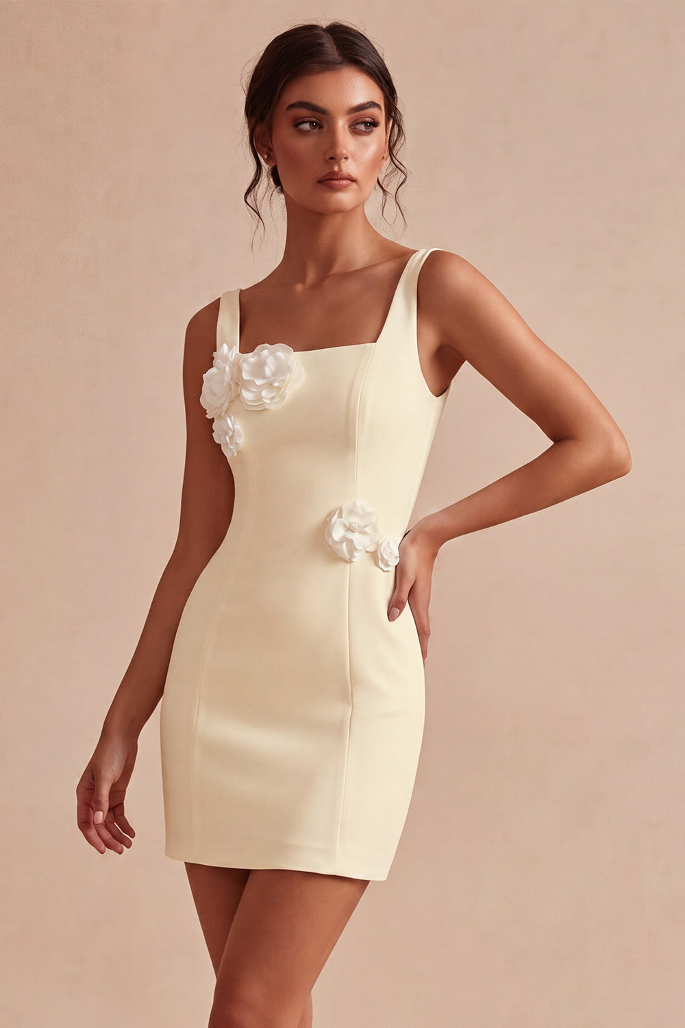 Petite robe blanche moulante à col carré avec fleurs 3D