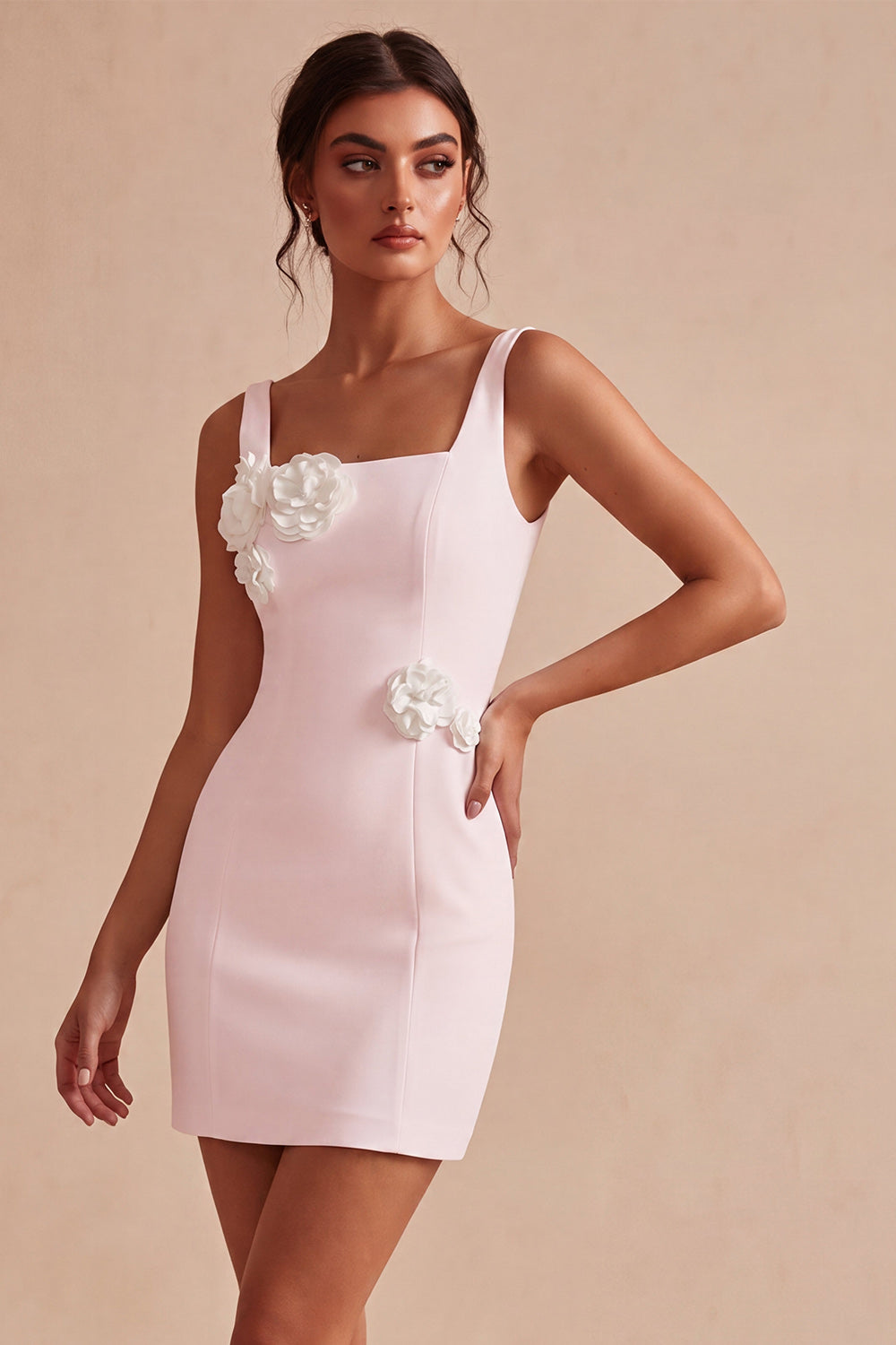 Petite robe blanche moulante à col carré avec fleurs 3D