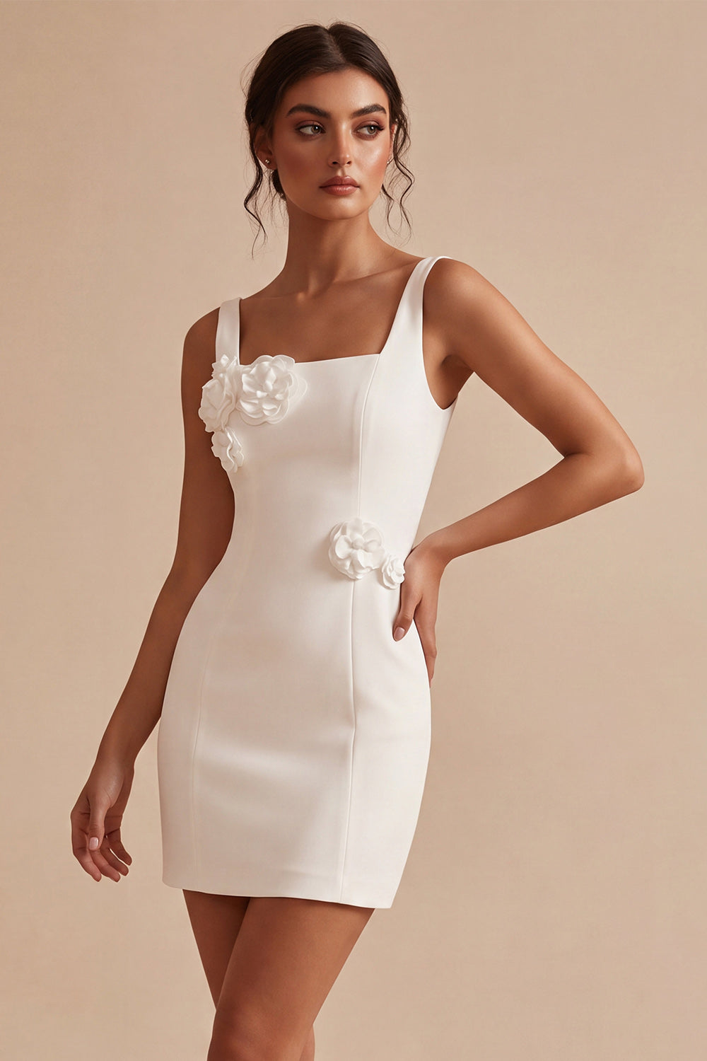 Petite robe blanche moulante à col carré avec fleurs 3D