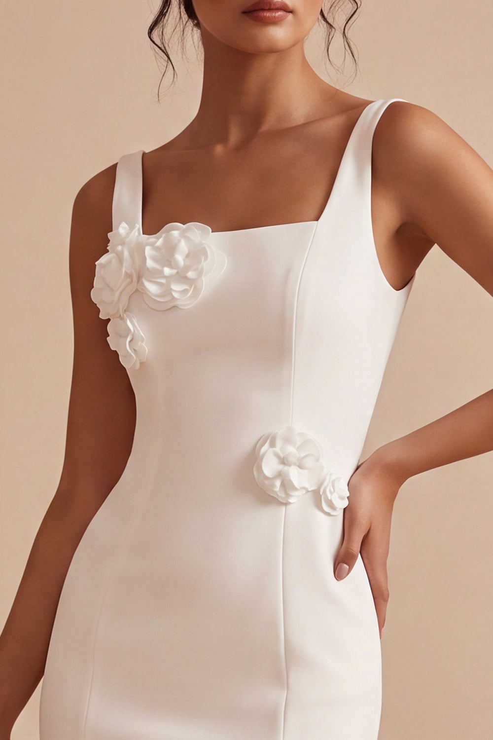 Petite robe blanche moulante à col carré avec fleurs 3D