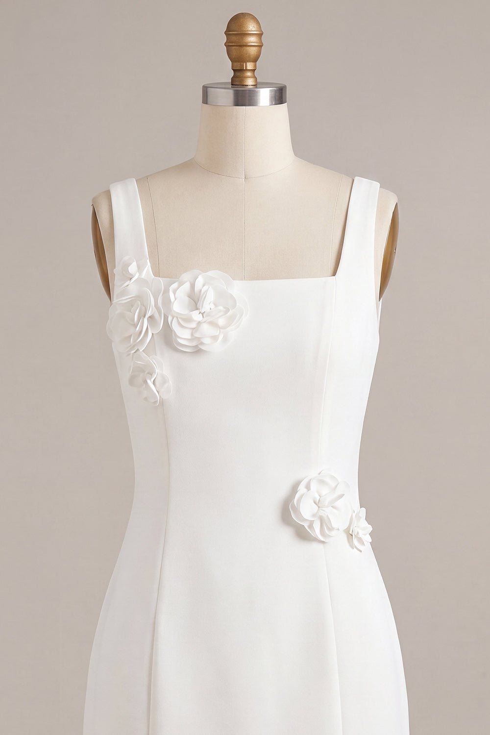 Petite robe blanche moulante à col carré avec fleurs 3D