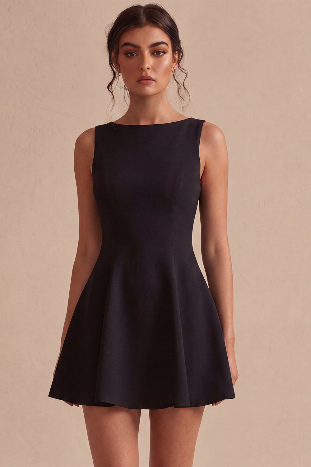 Robe courte blanche coupe trapèze avec encolure bateau