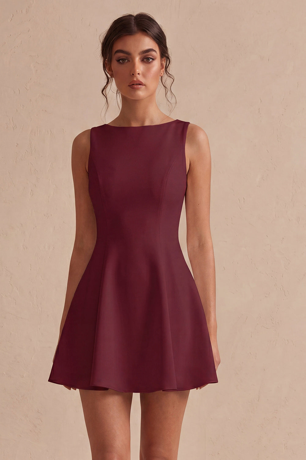 Robe courte blanche coupe trapèze avec encolure bateau