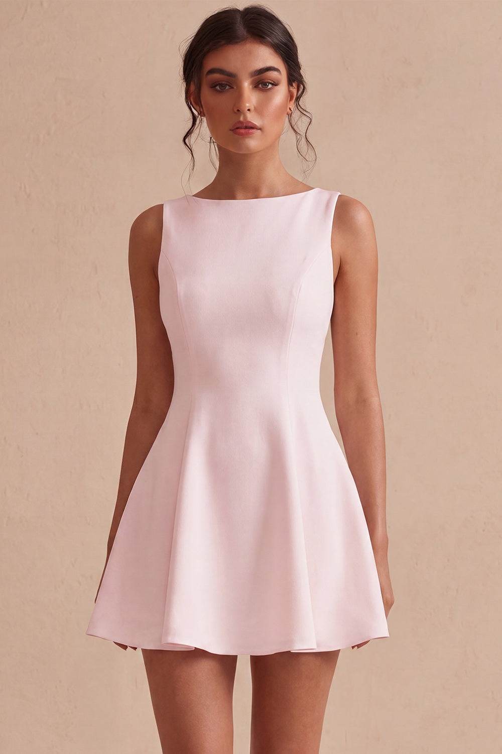 Robe courte blanche coupe trapèze avec encolure bateau