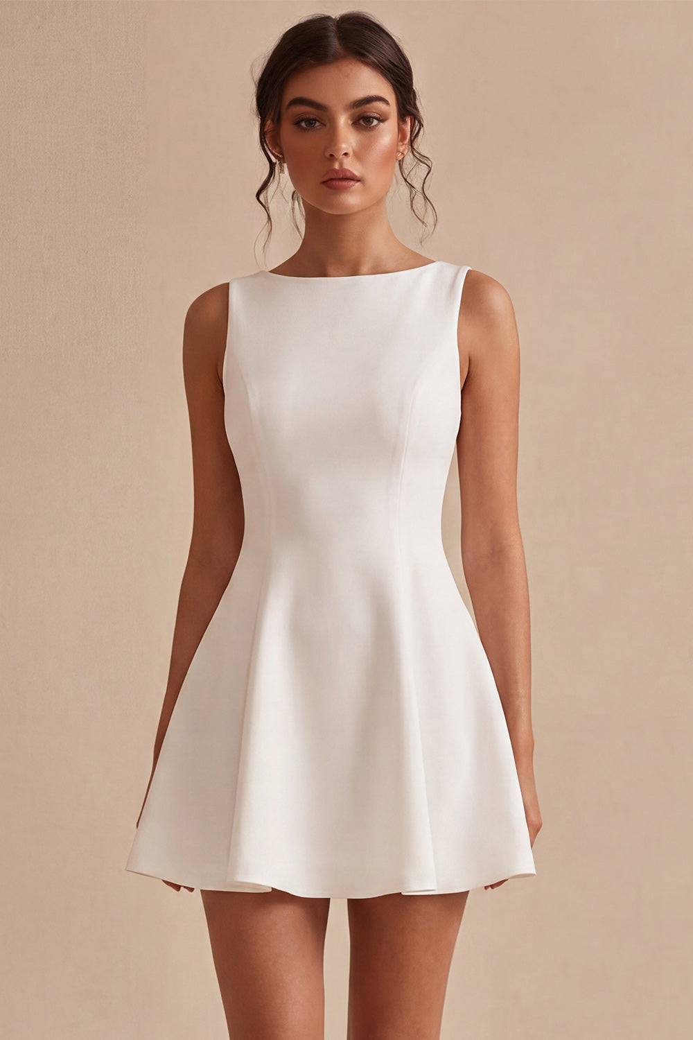 Robe courte blanche coupe trapèze avec encolure bateau