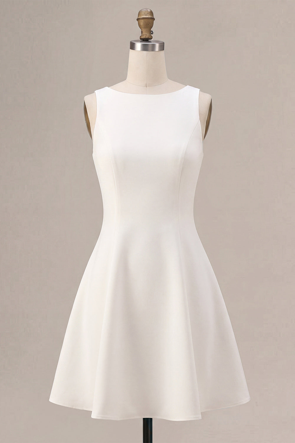 Robe courte blanche coupe trapèze avec encolure bateau