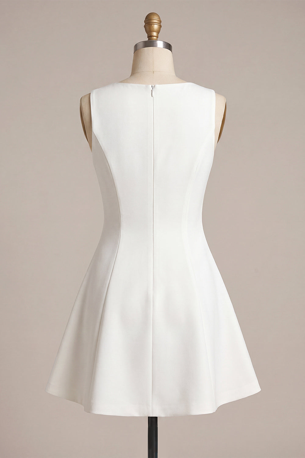 Robe courte blanche coupe trapèze avec encolure bateau