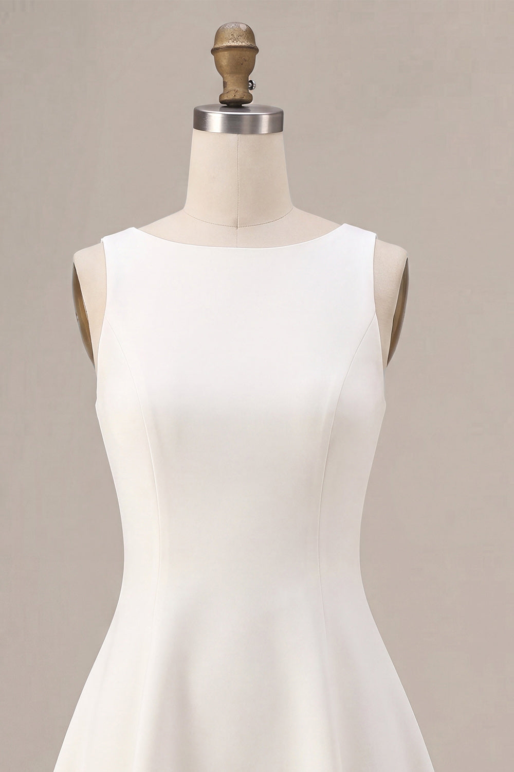 Robe courte blanche coupe trapèze avec encolure bateau