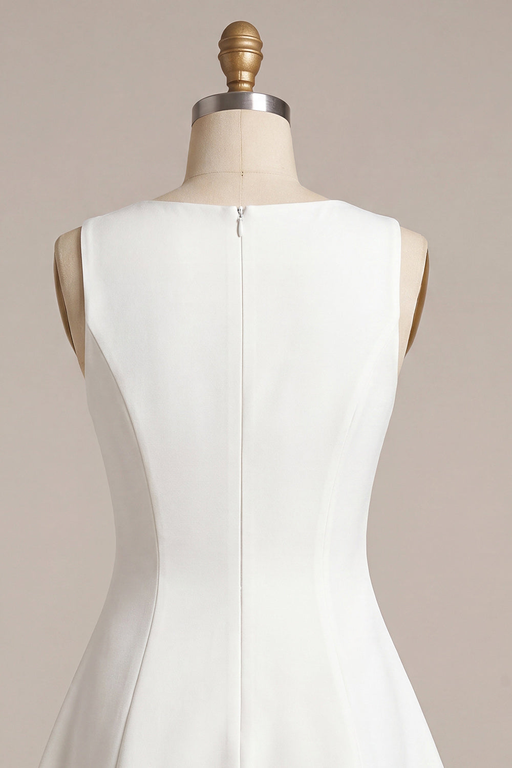 Robe courte blanche coupe trapèze avec encolure bateau
