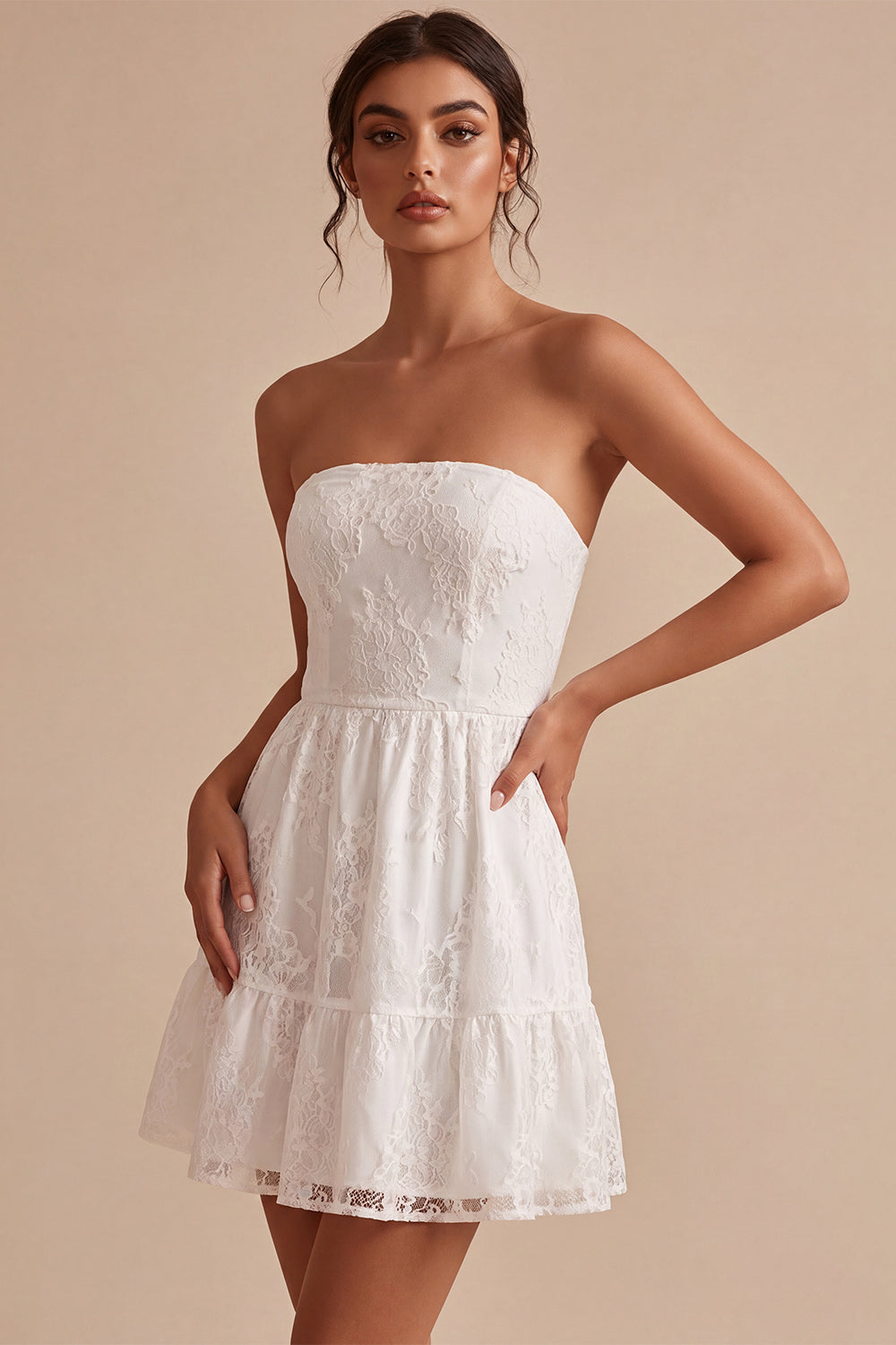 Petite robe blanche sans bretelles évasée à volants et motifs floraux