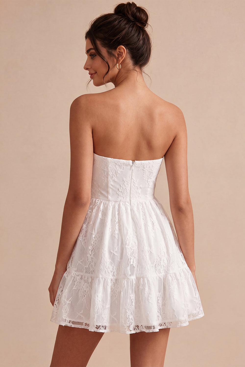 Petite robe blanche sans bretelles évasée à volants et motifs floraux