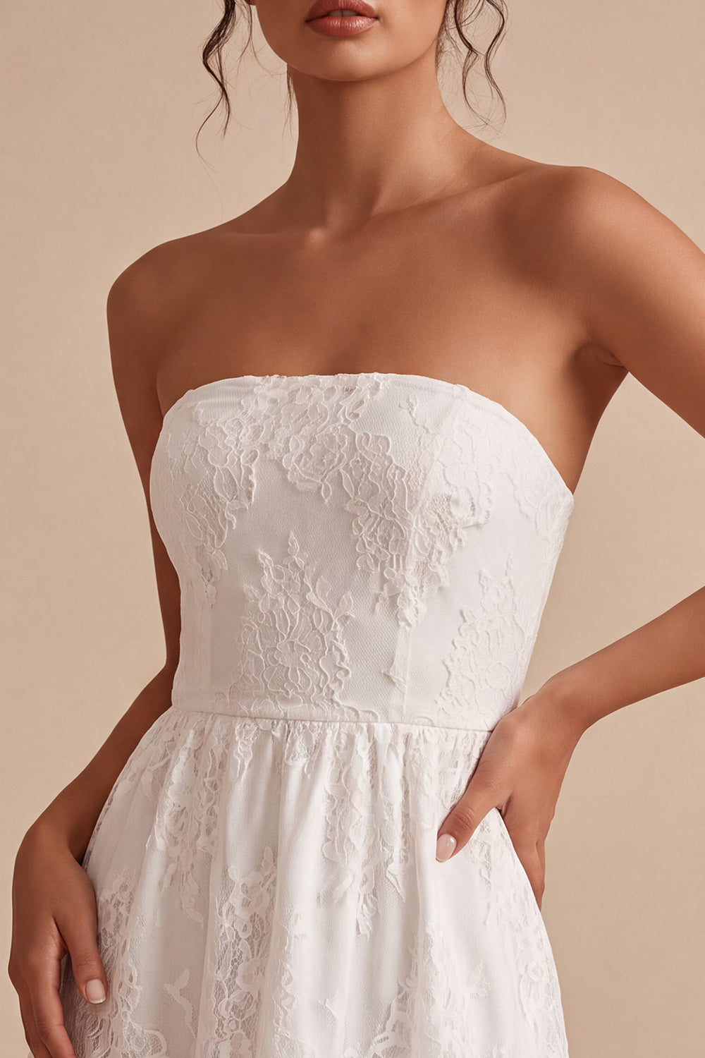 Petite robe blanche sans bretelles évasée à volants et motifs floraux