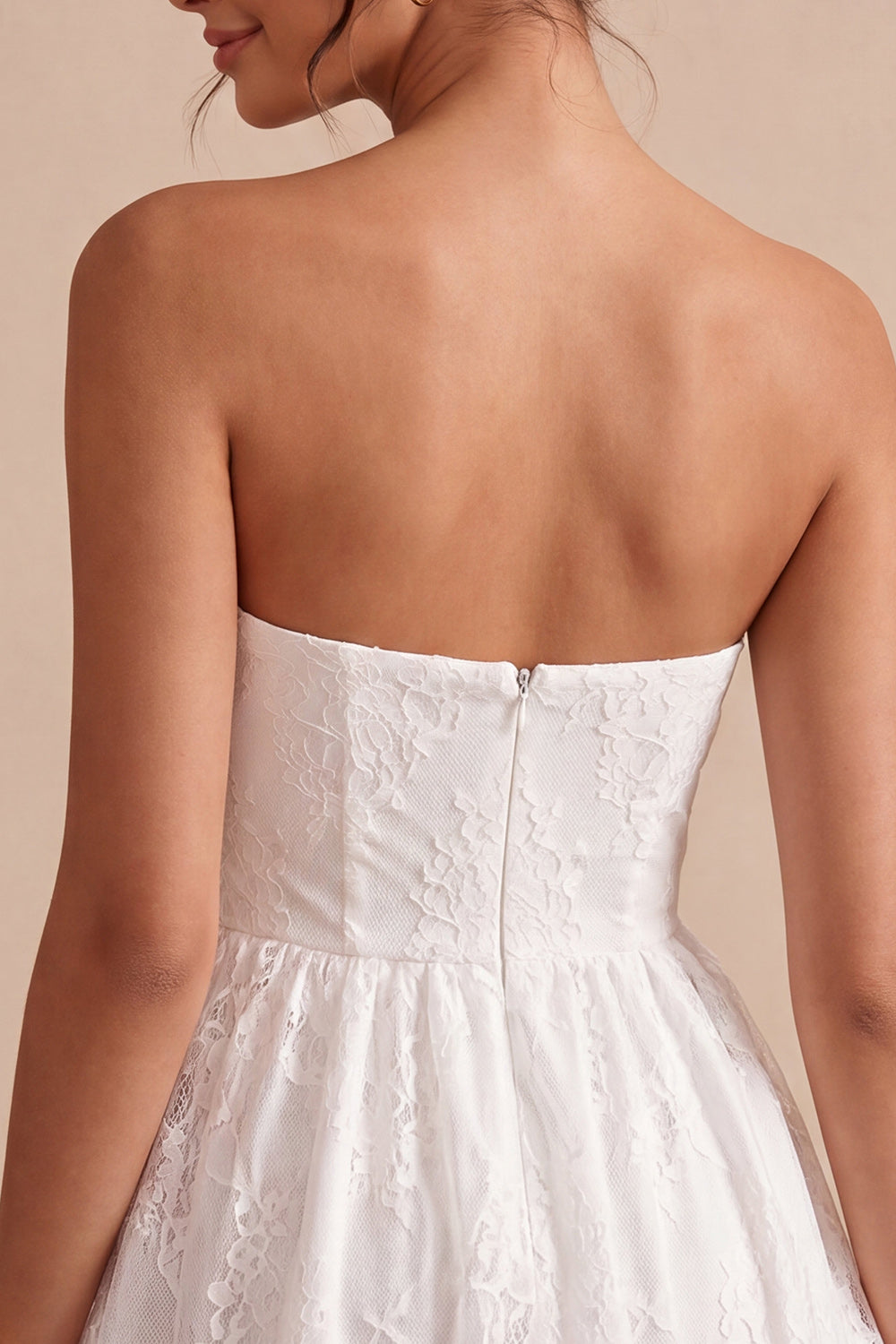 Petite robe blanche sans bretelles évasée à volants et motifs floraux