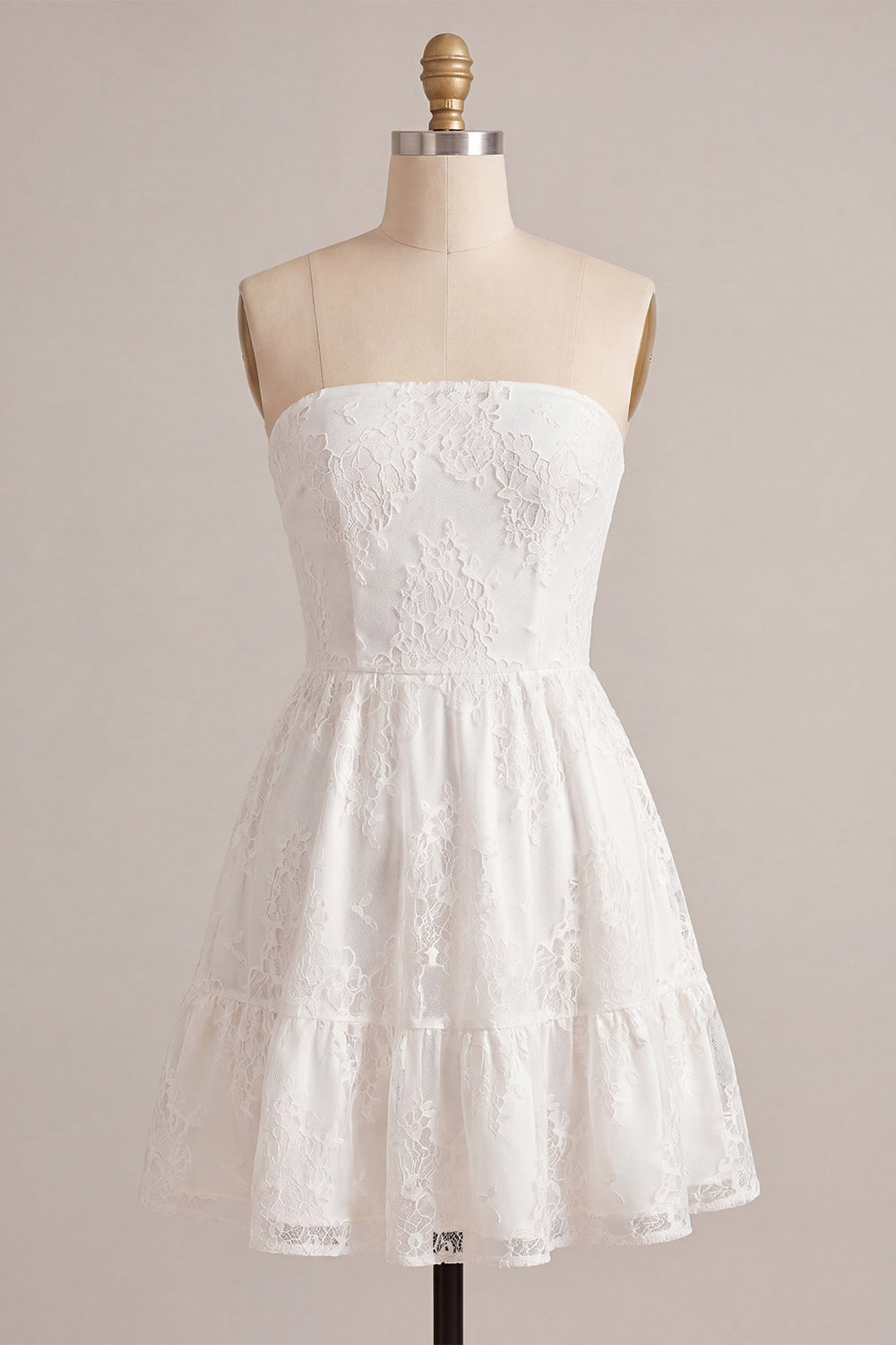 Petite robe blanche sans bretelles évasée à volants et motifs floraux