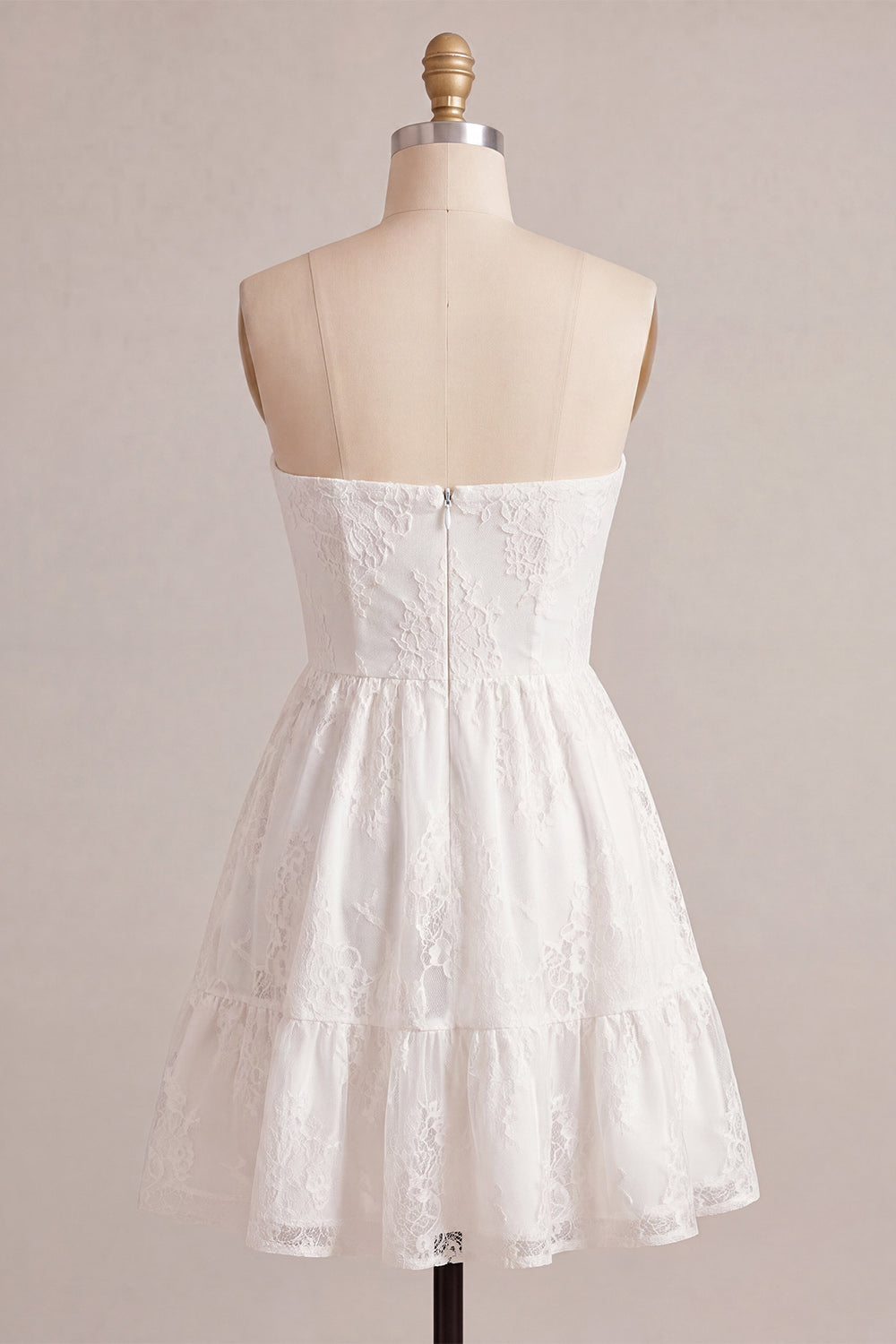 Petite robe blanche sans bretelles évasée à volants et motifs floraux