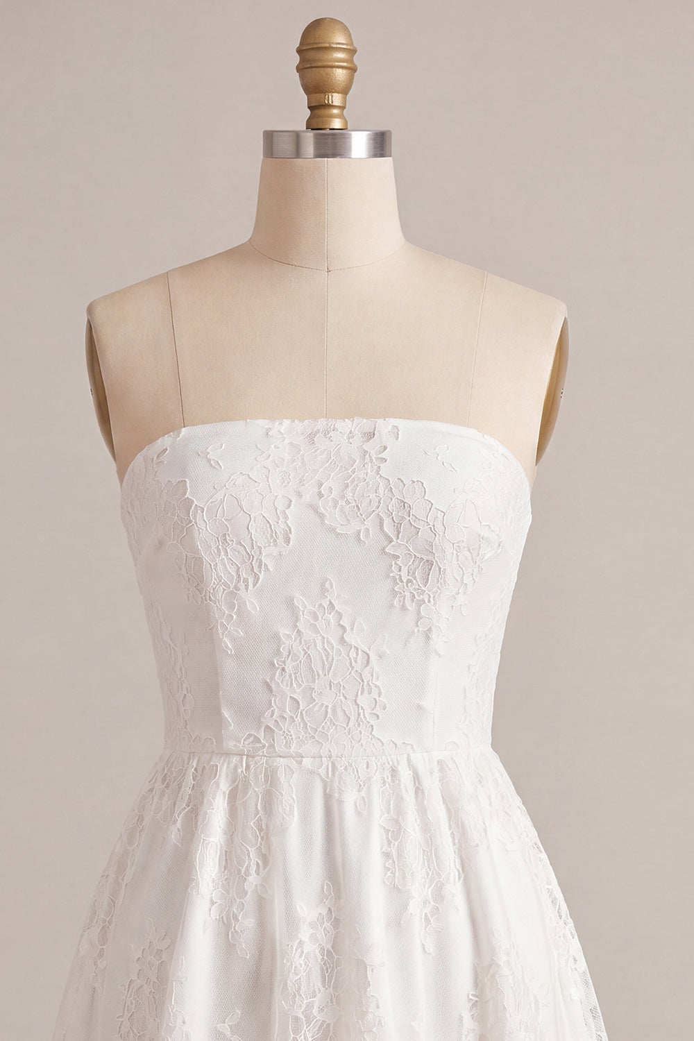 Petite robe blanche sans bretelles évasée à volants et motifs floraux