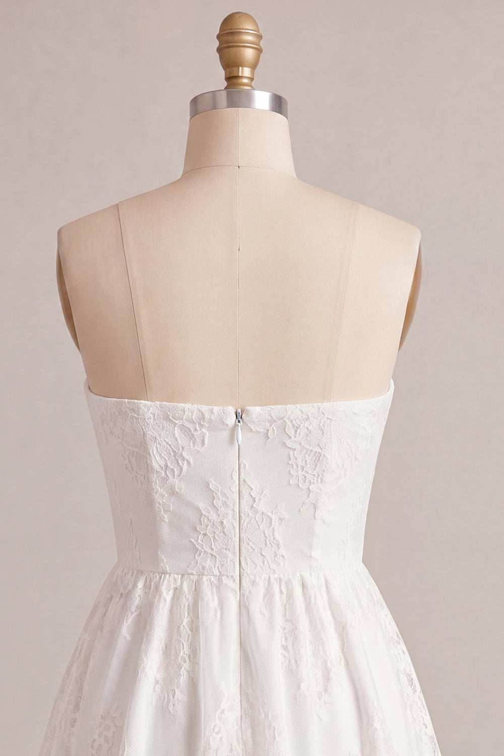 Petite robe blanche sans bretelles évasée à volants et motifs floraux