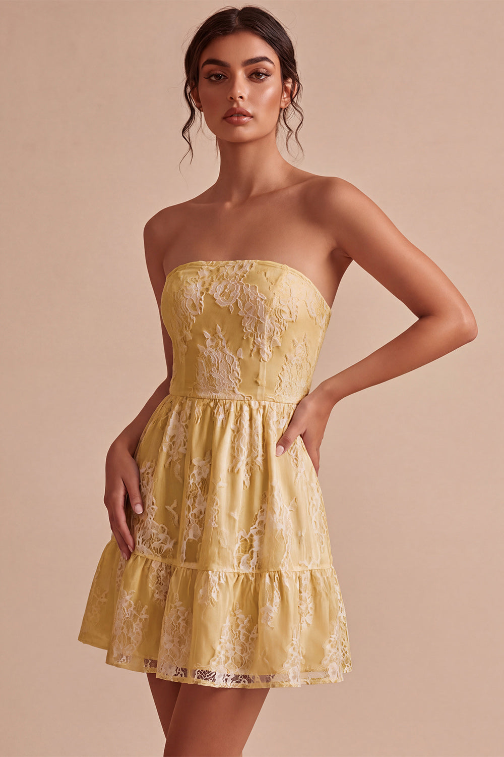 Petite robe blanche sans bretelles évasée à volants et motifs floraux