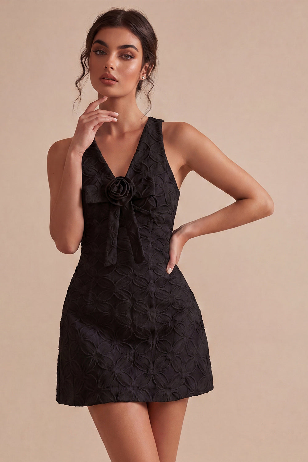 Vestido blanco corto de corte A con cuello de pico y flores en 3D
